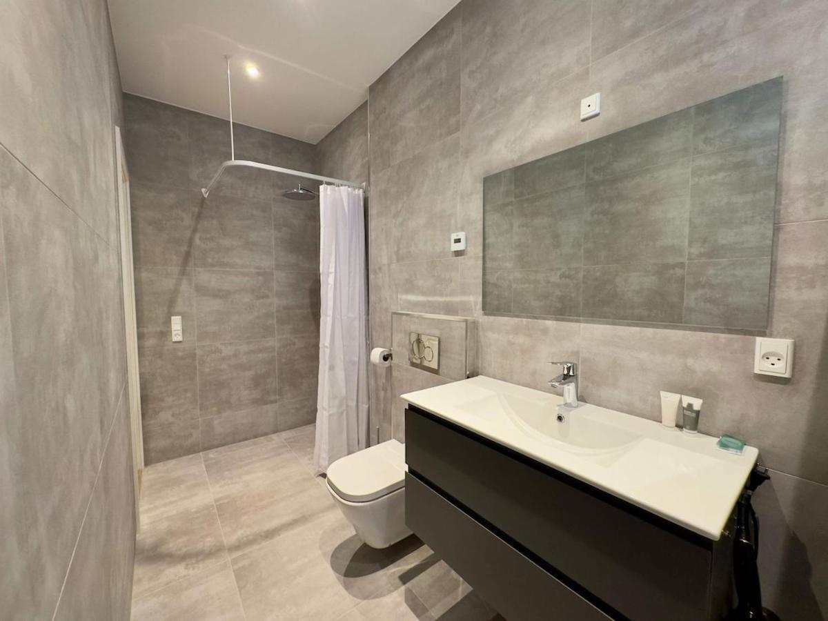 Newly Renovated 2br With Large Balcony Appartement *