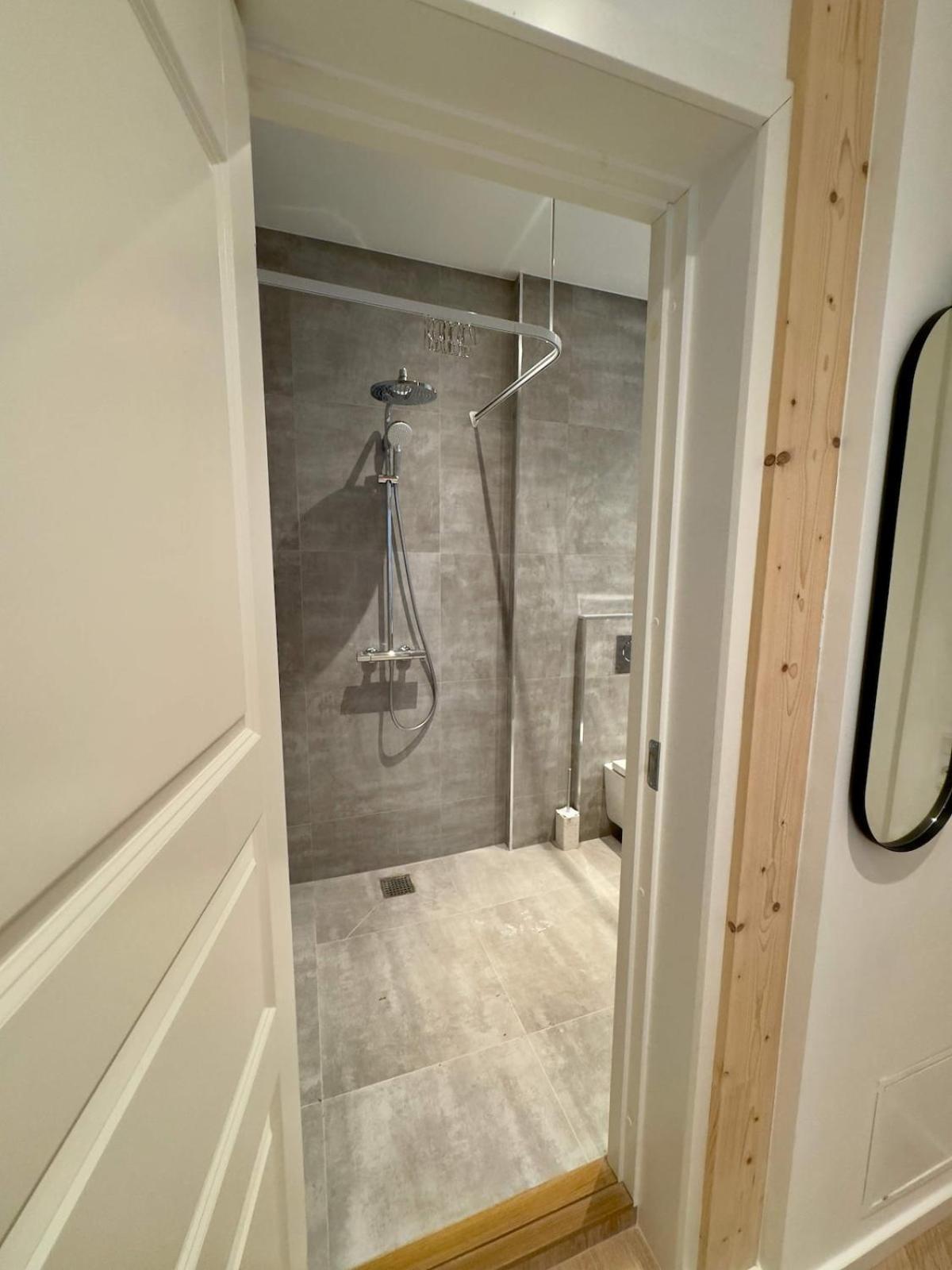 Newly Renovated 2br With Large Balcony *